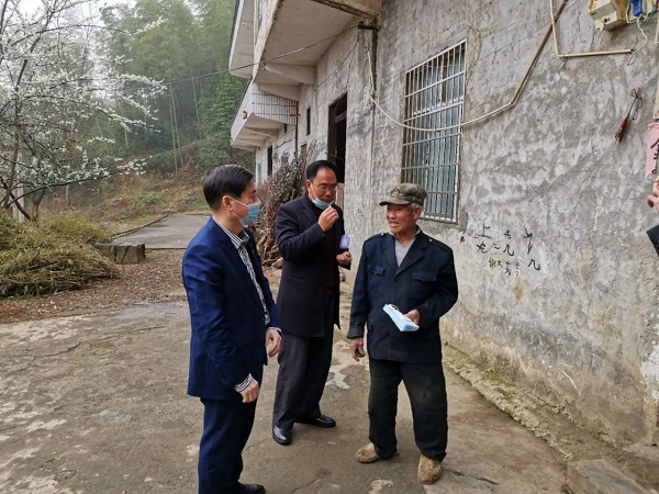 耒阳市人民政府门户网站-黎家能深入长坪村调研指导脱贫攻坚工作