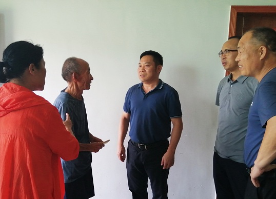 曾三成走访慰问大义镇困难老党员并指导一肩挑工作