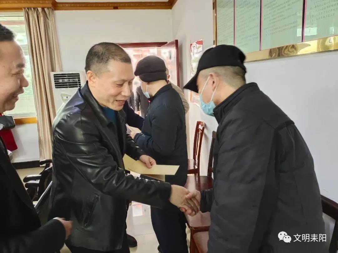 耒阳市人民政府门户网站-周斐慰问市第一建筑公司特困职工