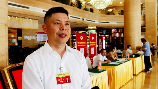 市政协秘书长梁志雄接受市融媒体中心记者采访