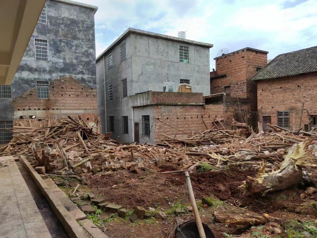 消隐患腾空间促乡村标准化治理淝田镇加快危旧房拆除步伐