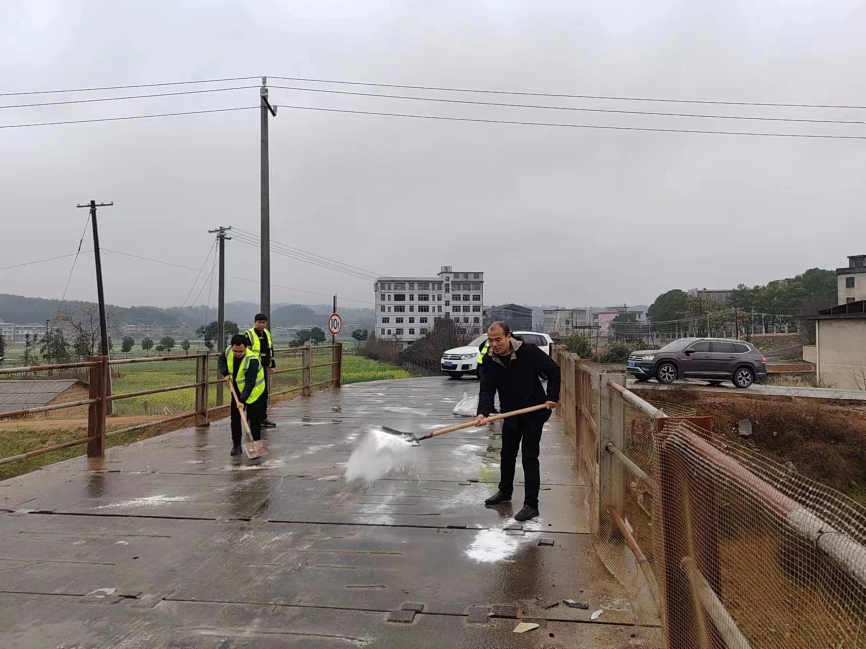 闻雪而动大市镇积极开展扫雪除冰工作