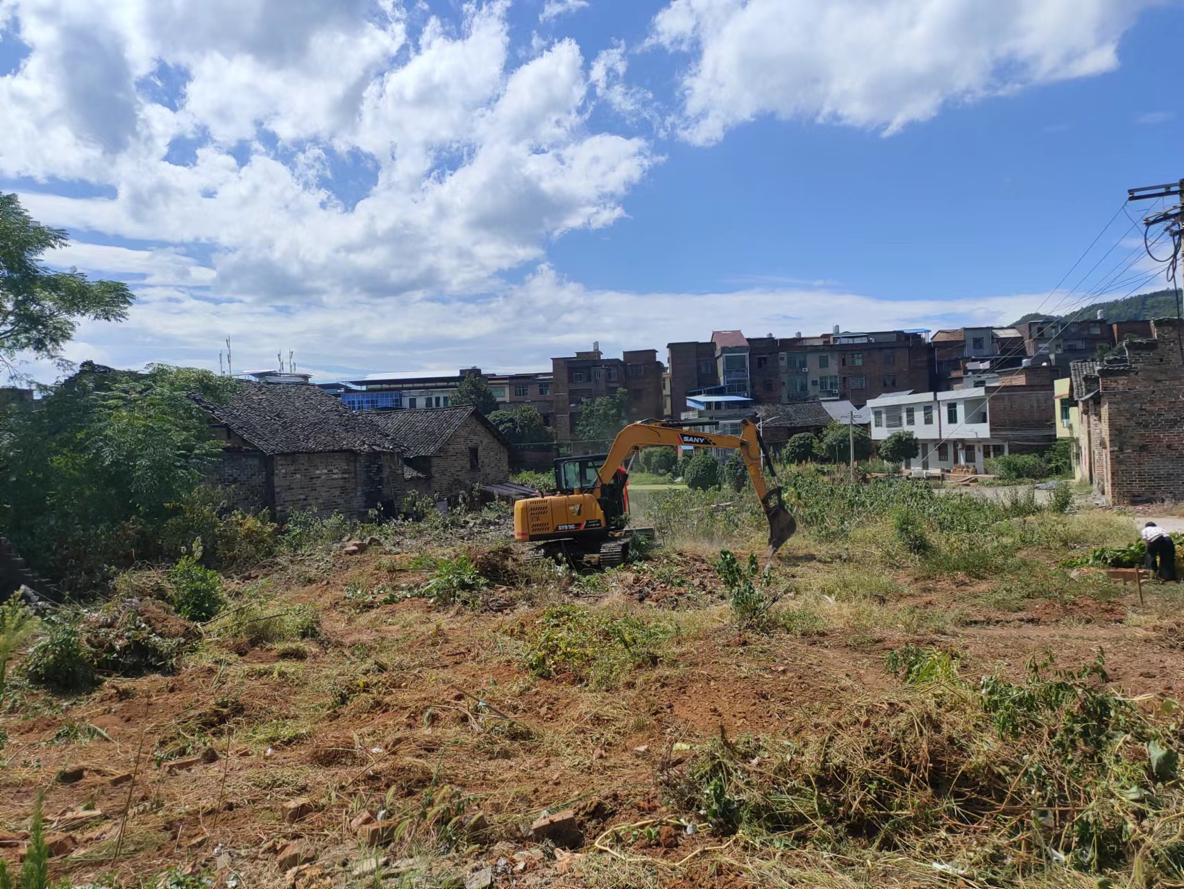 东湖圩镇城乡治理显成效健身广场现雏形