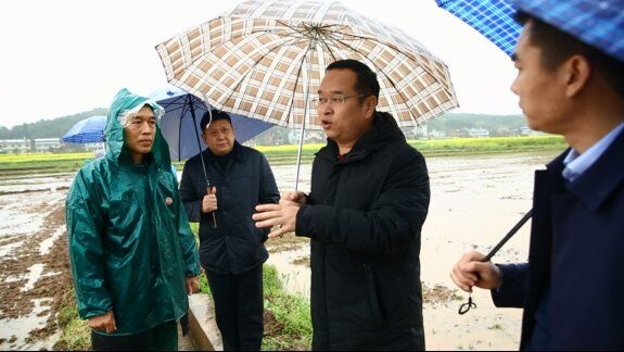 郭兴中到乡镇指导春耕生产工作